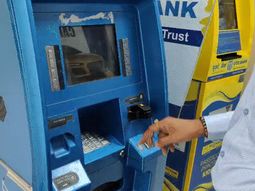 ATM में कैश डालने वाले 2 कर्मचारी करोड़ों लेकर फरार:दो दिन तक सिस्टम को नहीं लगी भनक; ड्राइवर के घर खड़ी मिली कैश वैन
