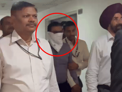 CBI का दावा-लातूर कोचिंग संचालक ने NEET का पेपर खरीदा:उसके मोबाइल में हाथ से लिखे केमिस्ट्री के 132 प्रश्न मिले, 111 असली पेपर से मैच