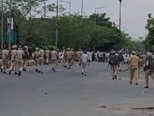 CM आवास जाने से रोका तो प्रदर्शनकारियों को पथराव किया:पुलिस ने लाठीचार्ज कर खदेड़ा, आंसू गैस के गोले छोड़े; 12 से ज्यादा लोगों को चोटें आई