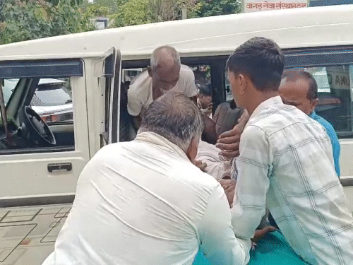 अचानक अनियंत्रित होकर पलटा ऑटो, 5 लोग घायल:घायलों को निजी वाहन से एमजी अस्पताल में भर्ती कराया; अमरथुन में हादसा हुआ