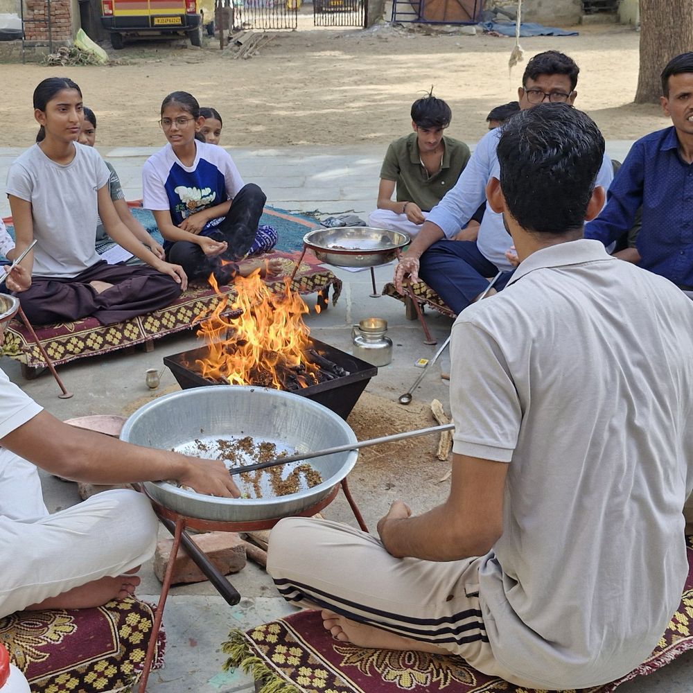 अच्छी बारिश और खुशहाली के लिए 2100 आहुतियां दी:शिवगंज में हुआ आर्य समाज का महायज्ञ, हवन के वैज्ञानिक और आध्यात्मिक महत्व गिनाए