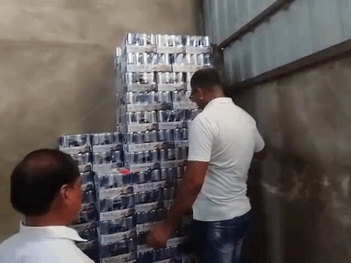 अजमेर में रेड बुल की 2,293 कैन जब्त:फूड सेफ्टी टीम की दूसरे दिन भी कार्रवाई जारी, जांच के लिए सैंपल लिए