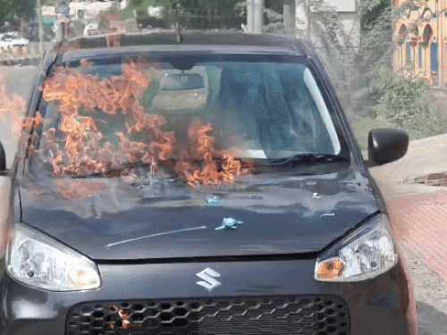 अजमेर में शोरूम से निकलते ही कार में आग लगी,VIDEO:धुआं उठता देख डॉक्टर ने मां को बाहर निकाल लिया; दमकल ने पाया काबू