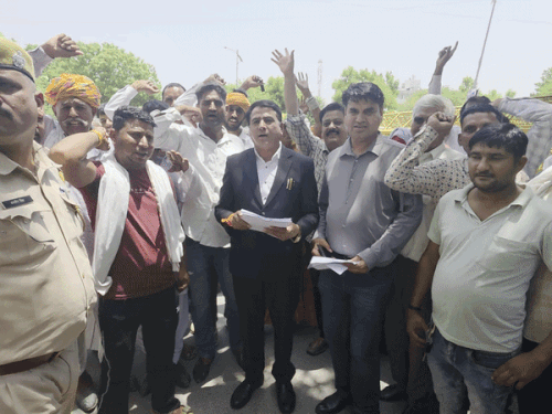 अजमेर विकास प्रधिकरण ने खातेदारी जमीन पर किया कब्जा:सीमा पत्थर हटाने का आरोप, ग्रामीणों ने कलेक्ट्रेट पर प्रदर्शन कर आंदोलन की दी चेतावनी