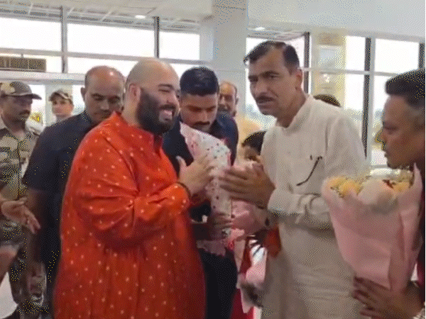 अनंत अंबानी ने धीरेंद्र शास्त्री का हाथ पकड़कर खींचा, VIDEO:बागेश्वर धाम में बोले- आपने आने कहा था, तो मैं आ गया; बालाजी की महाआरती की