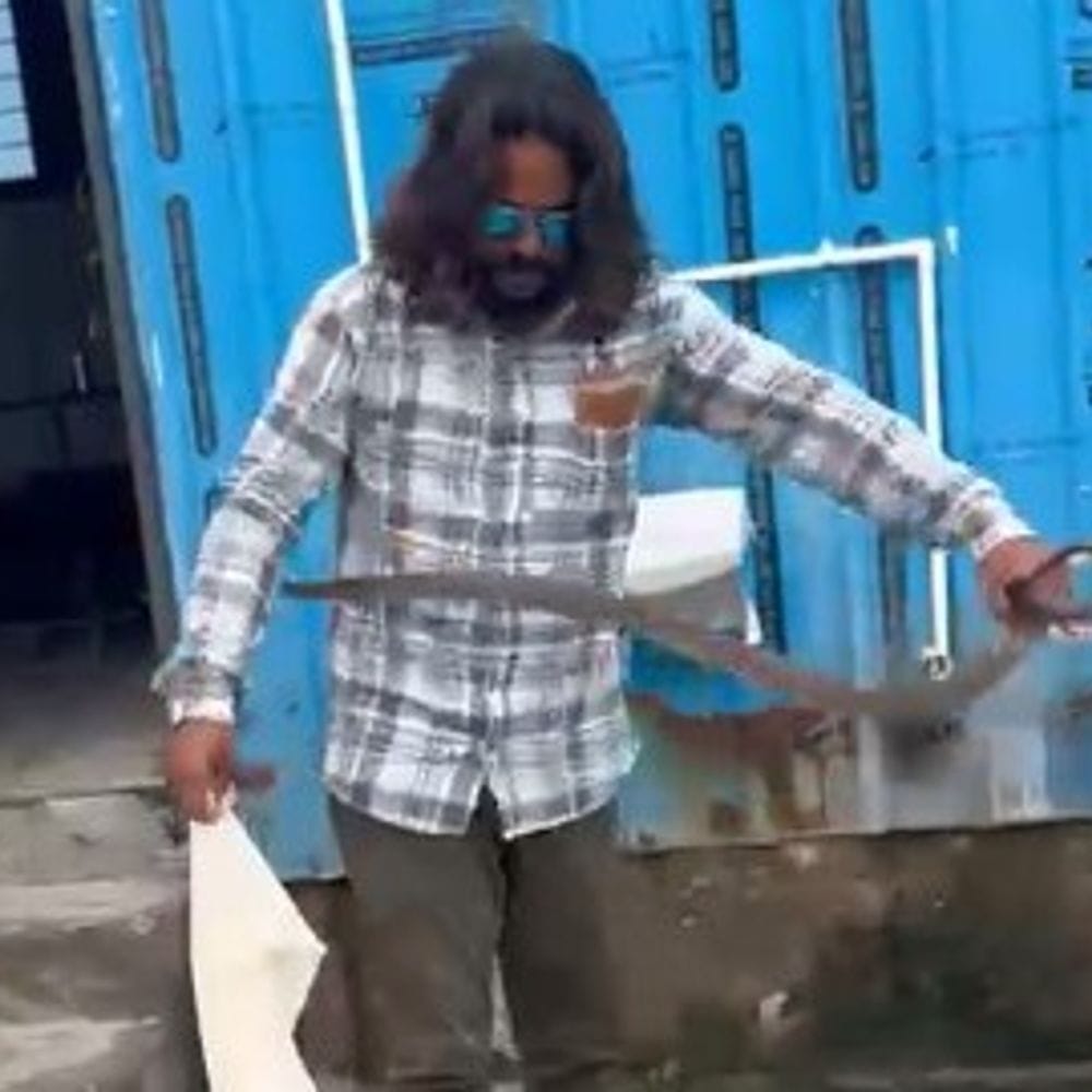 अन्नपूर्णा रसोई में घुसा 6 फीट लंबा सांप:रेस्क्यू के दौरान वन्यजीव प्रेमी को काटा; बोले-जहरीला नहीं है