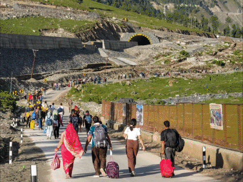 अमरनाथ यात्रा आज से,4800 यात्रियों का पहला जत्था कश्मीर पहुंचा:हर 2km पर ऑक्सीजन बूथ, बालटाल रूट पर 12 जगह वाटरप्रूफ डोम बनाए