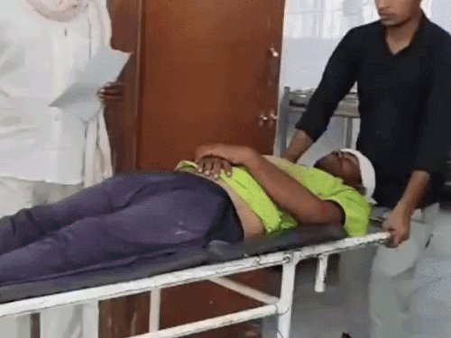 अलवर जिले में पति-पत्नी को सरियों से पीटा:महिला के हाथ में फ्रैक्चर हो गया, गांव में अवैध शराब बेचने पर टोका था