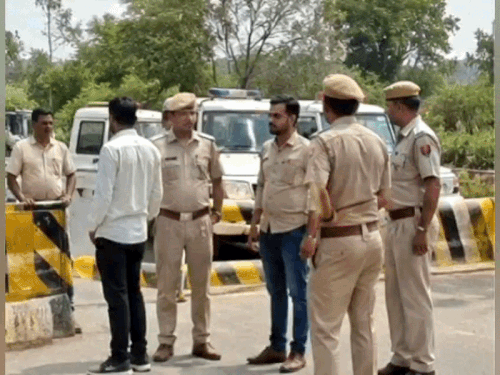 अलवर में किराये की कार विवाद में युवक का अपहरण:पुलिस की नाकाबंदी को तोड़ भाग निकले बदमाश; पीछा कर एक को दबोचा