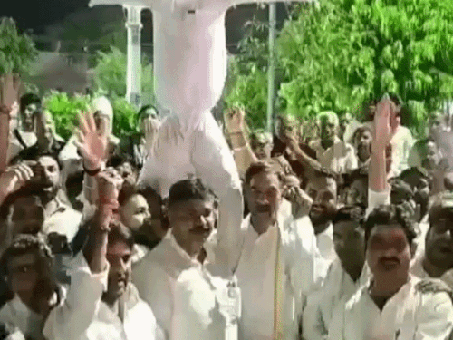 अलवर में नंगली सर्किल पर कांग्रेस का प्रदर्शन:केंद्र सरकार का पुतला फूंका; जूली बोले- असली मुद्दों से ध्यान भटका रही सरकार