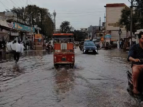 अलवर में बारिश,कोर्ट परिसर की सीढ़ियों पर बहने लगा पानी:सड़क पर 3 से 4 फीट तक भरा पानी, गाड़ियां खराब; अगले 5 दिन तेज बरसात की संभावना