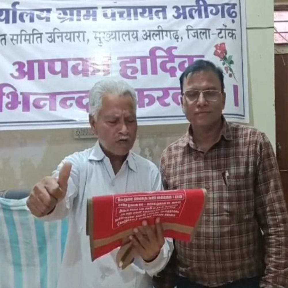 अलीगढ़ पंचायत ने किया सिंगल यूज प्लास्टिक बंद:हर परिवार को कपड़े के थैले बांटे, पॉलीथिन उपयोग नहीं करने का दिलाया संकल्प