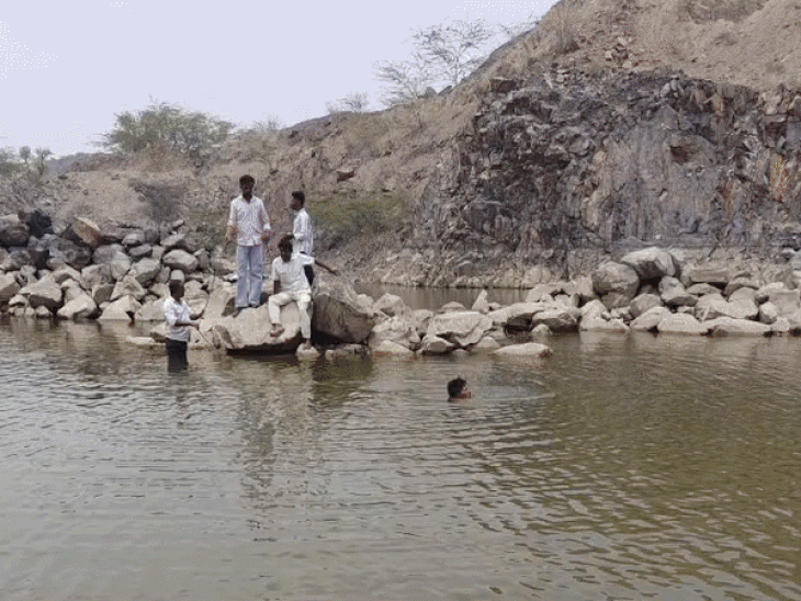 अवैध-खनन से बने गड्ढे में डूबने से चचेरे-भाइयों की मौत:एक का पैर फिसला तो दूसरा बचाने बचाने कूदा था, एक घंटे बाद निकाले जा सके शव
