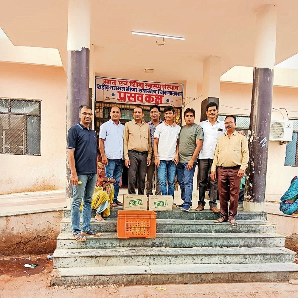 अस्पताल में मरीजों को फल बांटे
