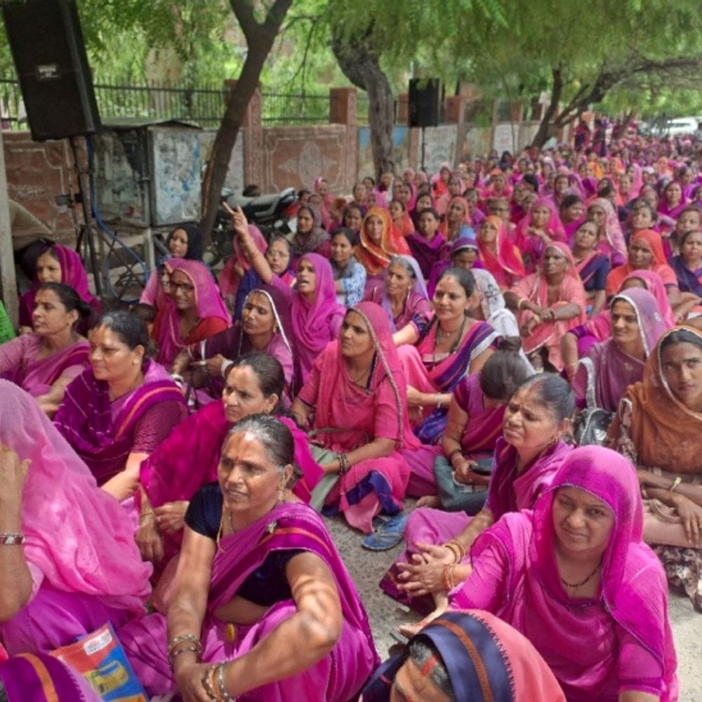 आंगनबाड़ी कार्यकर्ता बोलीं-महंगाई में 5-10 हजार में कैसे चले घर:14वें दिन भी धरना जारी; ग्रेच्युटी, पेंशन और मानदेय बढ़ाने की मांग