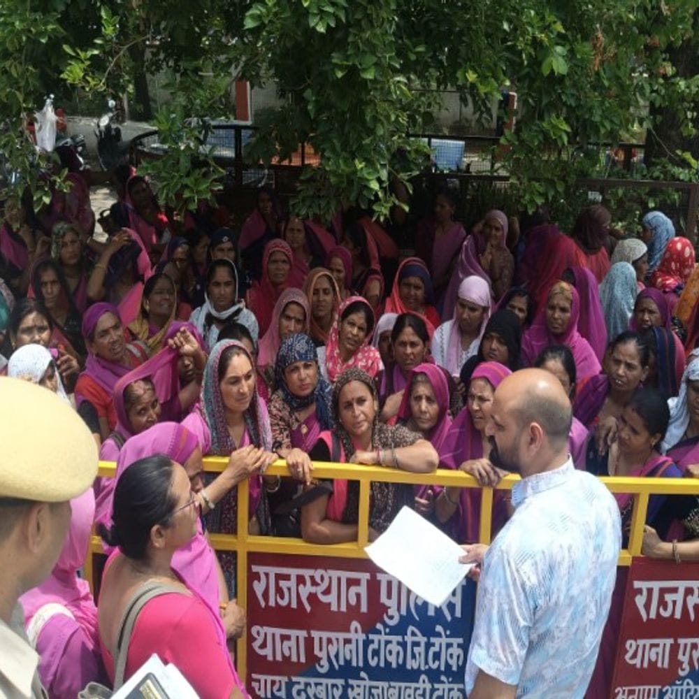 आंगनबाड़ी कार्यकर्ता बोलीं- ईकेवाईसी मानसिक उत्पीड़न, 5 घंटे धरना दिया:कलेक्टर नहीं मिली तो घंटाघर पर प्रदर्शन किया; ADM को सौंपा ज्ञापन