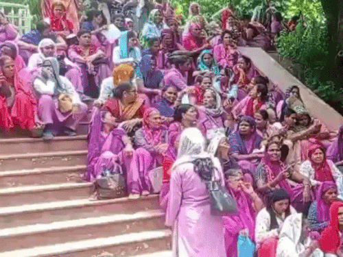आंगनबाड़ी कार्यकर्ताओं का आंदोलन खत्म:सोमवार से काम पर लौटेंगी, 6 मांगों पर बनी लिखित सहमति