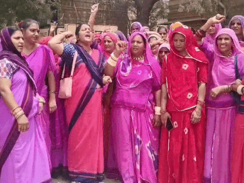 आंगनबाड़ी कार्यकर्ताओं ने दी हड़ताल की चेतावनी:बोलीं- न सरकारी कर्मचारी का दर्जा मिला न ढंग की सैलरी; परिवार चलाना मुश्किल हुआ