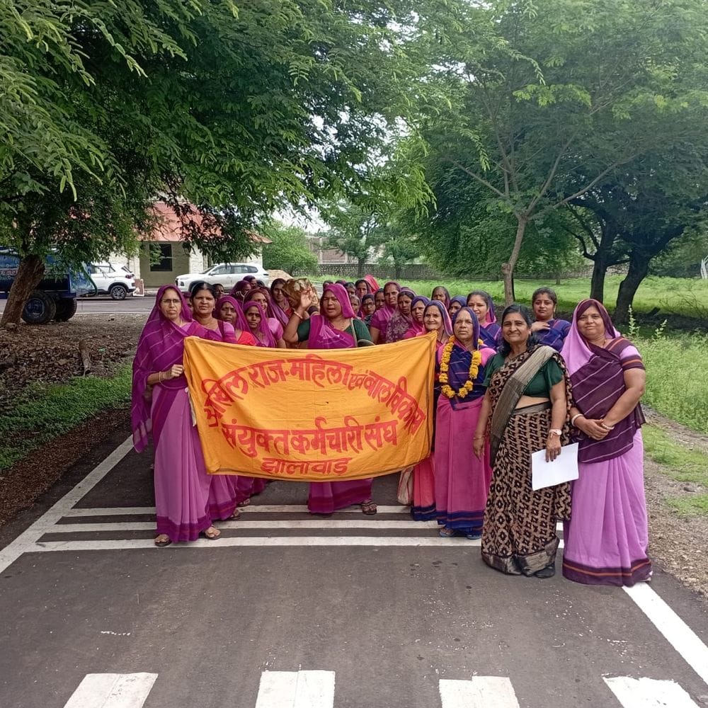 आंगनवाड़ी कार्यकर्ताओं ने मानदेय भुगतान को लेकर किया प्रदर्शन:रायपुर तहसीलदार को सौंपा ज्ञापन, शीघ्र भुगतान की मांग