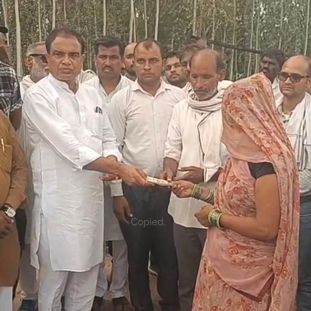 आग पीड़ितों के लिए बढ़े मदद के हाथ:पूर्व विधायक ने दिए ₹21 हजार, सरपंच ने ₹41 हजार और 30 मन अनाज जुटाया