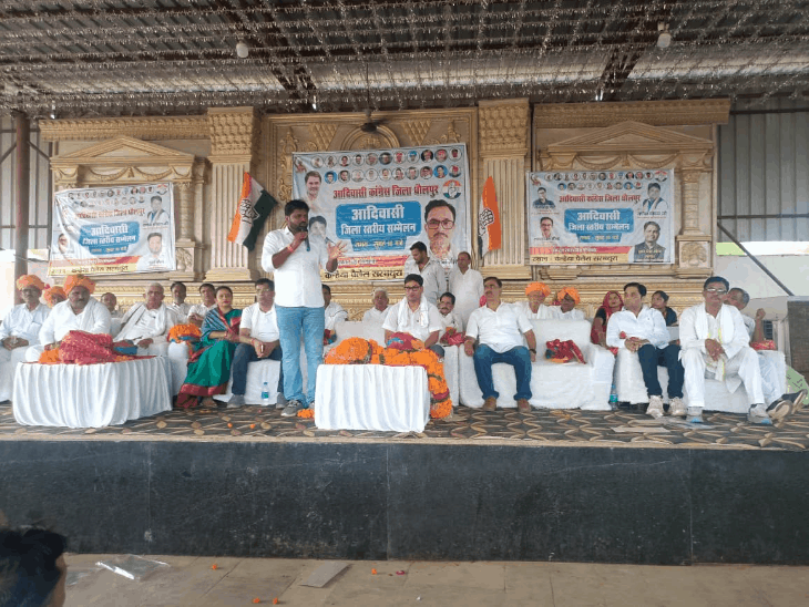 आदिवासियों के अधिकारों, योजनाओं पर हुआ मंथन:विस्थापन के मुद्दे जताई चिंता, सरमथुरा में सम्मेलन में उमड़े लोग