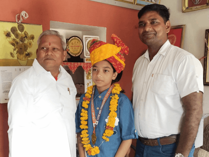 ​आबूरोड की परिधि ने जीता गोल्ड मेडल:विधायक ने किया सम्मान, राज्य स्तरीय कराटे चैंपियनशिप में रही टॉपर