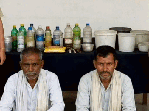 आभूषण चमकाने के बहाने सोना उड़ाने वाले दो अरेस्ट:सोने-चांदी की सफाई के नाम पर कैमिकल से आभूषण की परत निकालते थे आरोपी