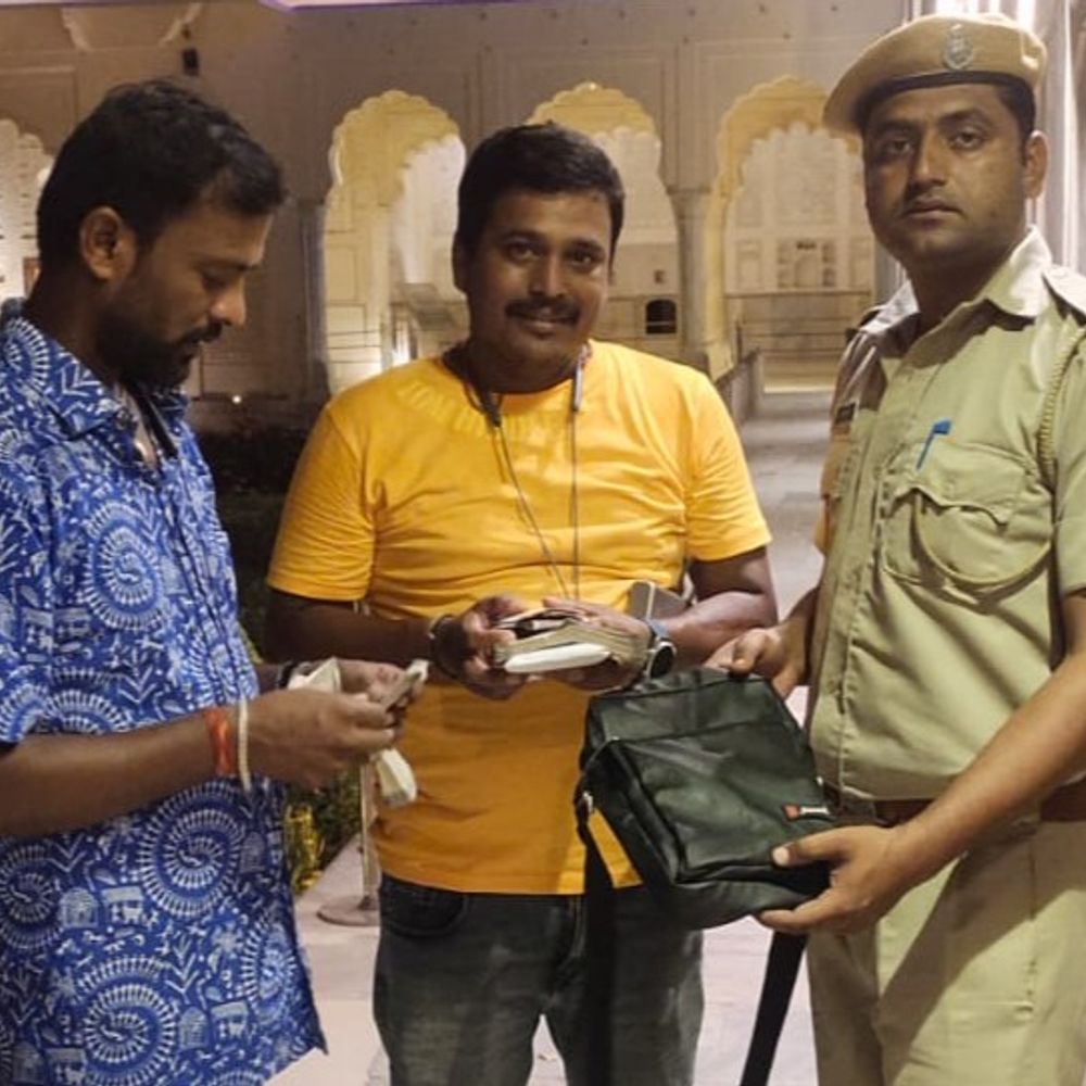 आमेर महल के होमगार्ड ने पेश की ईमानदारी की मिसाल:1.06 लाख नकद, कीमती सामान और दस्तावेजों से भरा बैग ओडिशा के पर्यटक को लौटाया