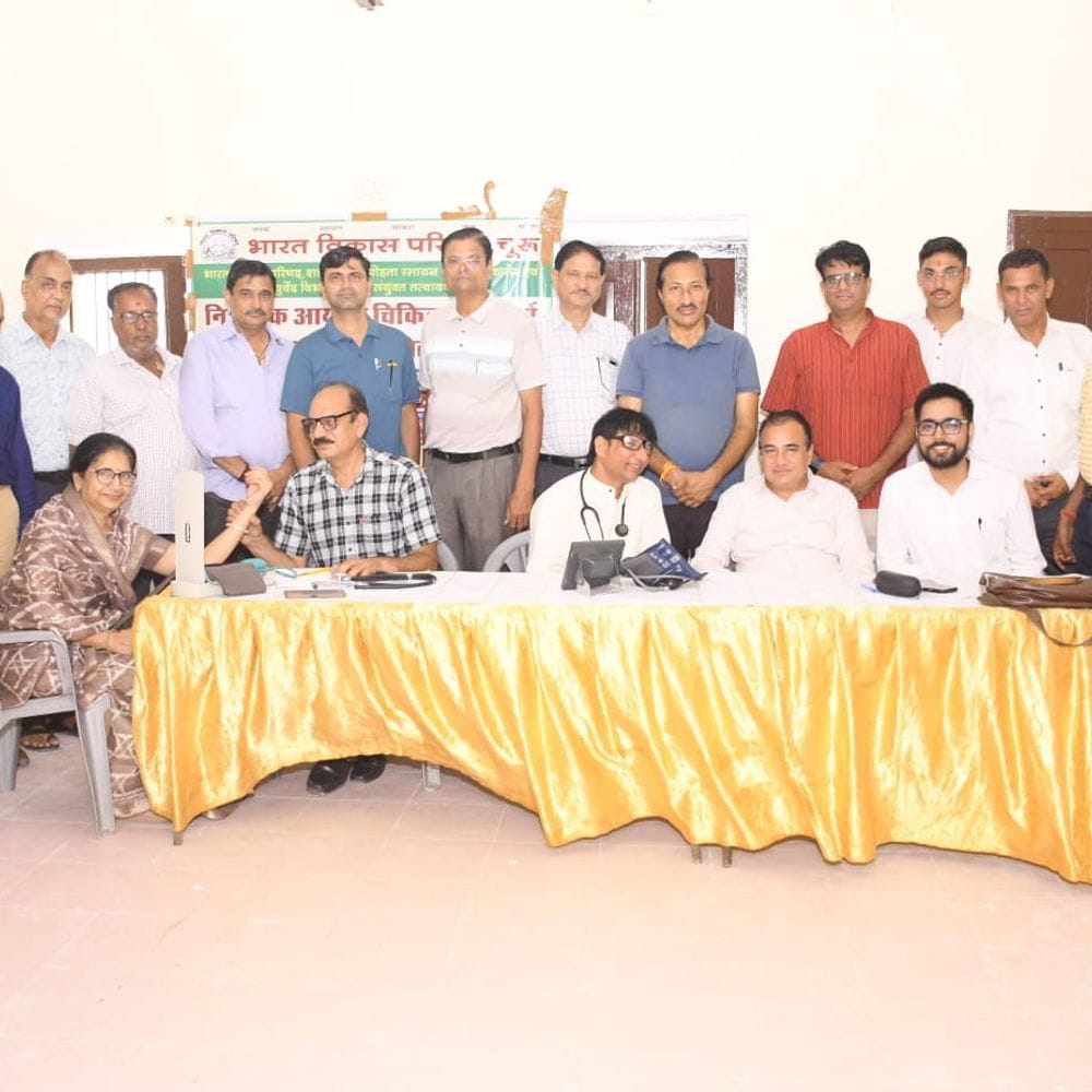 आयुर्वेदिक पद्धति से किया मरीजों का इलाज:113 लोगों को जांच के बाद बांटी दवाएं, भारत विकास परिषद के स्थापना दिवस पर लगाया कैम्प