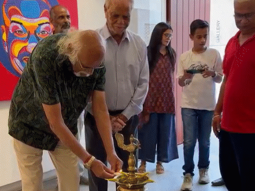 आर्टिस्ट ने कैनवास पर अपने चेहरे के 24 भाव बनाए:नवीन स्वामी ने दो साल में बनाए आर्टवर्क; प्रदर्शनी में दिखे ज्यामितीय आकृतियों में अलग अंदाज