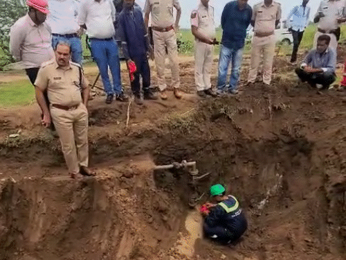 इंडियन-ऑयल की पाइपलाइन में तेल चोरी के लिए लगाया वाल्व:40 फीट लंबा पाइप बिछाया, प्रेशर कम मिला तो पहुंची टीम