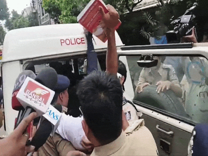 इंदौर में विजयवर्गीय के घर के सामने दंपती का प्रदर्शन:बोले- छात्रों को कीड़े और आंदोलन को प्रायोजित क्यों कहा; पुलिस जबरन उठा ले गई