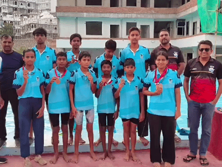 उदयपुर के तैराकों का राजस्थान में जलवा:9 खिलाड़ियों ने 16 पदक जीते; 4 पदकों के साथ सबसे सफल तैराक बनीं संध्या