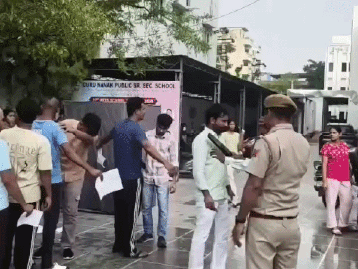उदयपुर में 119 सेंटर्स पर हो रही LDC भर्ती परीक्षा:पहली पारी में 79.81% कैंडिडेट ने दिया एग्जाम, कड़ी सुरक्षा के बीच मिली एंट्री