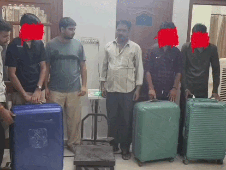 उदयपुर में 3 ड्रग तस्कर गिरफ्तार:ट्रॉली बैग से 40 किलो डोडा चूरा बरामद, ट्रेन के जरिए मुंबई भेजने की फिराक में थे नशीले पदार्थों की खेप