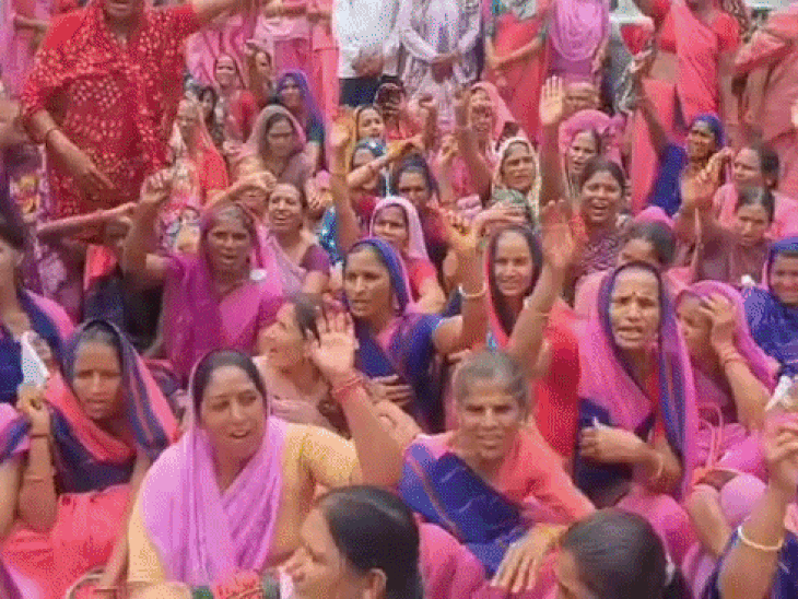 उदयपुर में कलेक्ट्रेट के बाहर आंगनबाड़ी कर्मचारियों का प्रदर्शन:सेंटर पर ताला लगाने की दी चेतावनी; राज्य कर्मचारी घोषित करने की मांग