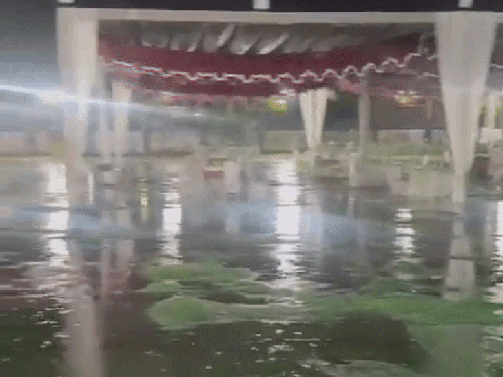 उदयपुर में तेज बारिश से सड़कें लबालब:लगातार एक घंटे तक हुई बरसात, शादी वाले परिवारों को हुई भारी परेशानी