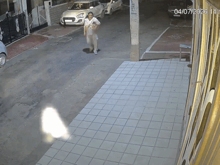 उदयपुर में महिला का मोबाइल छीनने की कोशिश, VIDEO:बाइक सवार बदमाश ने झपट्टा मारा, फिर मौके से भाग निकला