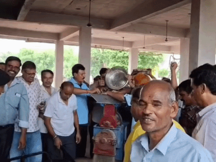 उदयपुर में मेनारिया समाज के 6 हजार लोगों की महाप्रसादी:300 साल पुरानी परंपरा: मेवाड़ में अच्छी बारिश के लिए चारभुजानाथ को लगाया 11 क्विंटल चूरमे का भोग