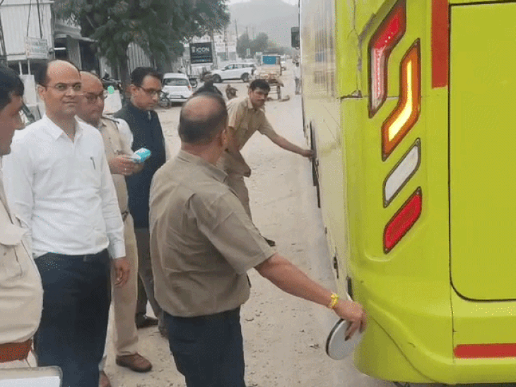 उदयपुर में मोडिफाई तीन स्लीपर बसों को किया सीज:जजों और आरटीओं की संयुक्त कार्रवाई, 9 बसों के बनाए चालान
