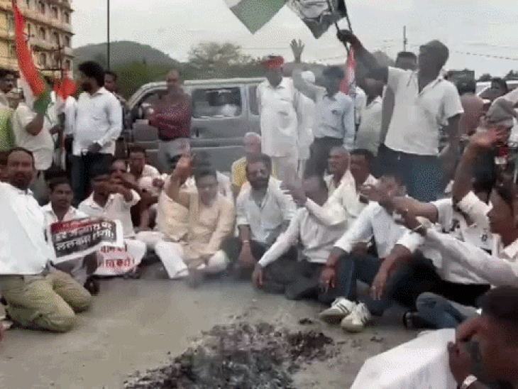 उदयपुर में सड़क पर उतरे कांग्रेसी, पुतला फूंका:बलीचा चौराहे पर कांग्रेस का जोरदार प्रदर्शन, शिक्षा मंत्री धर्मेंद्र प्रधान का इस्तीफा मांगा