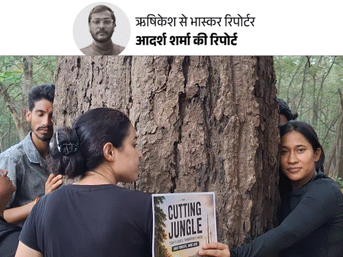 ऋषिकेश हाईवे पर 9 दिन से पेड़ों से चिपके प्रदर्शनकारी:4,369 वृक्षों की कटाई के विरोध में मना रहे 'ब्लैक हरेला'; दो साल की बच्ची के साथ मां का प्रोटेस्ट