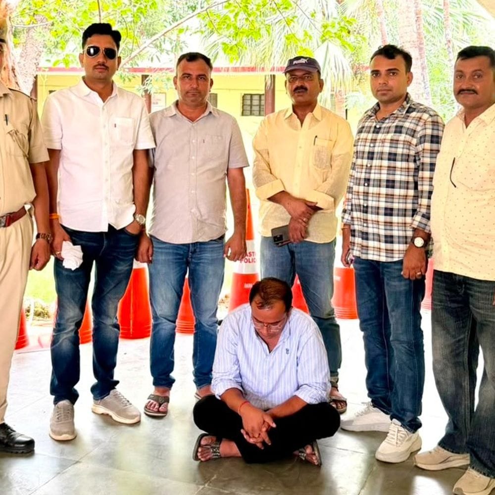 एक साल से फरार 20 हजार का इनामी तस्कर गिरफ्तार:फर्जी नंबर प्लेट बनवाते हुए पकड़ा गया; जालोर के बागोड़ा में ANTF की कार्रवाई