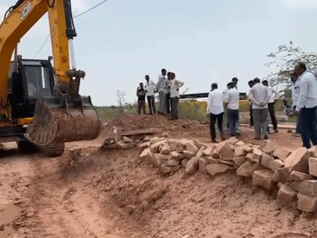 एक साल से बंद रास्ता खुलवाया, अब बनेगी सड़क:JCB से कब्जा हटवाया, PWD ने निर्माण शुरू किया