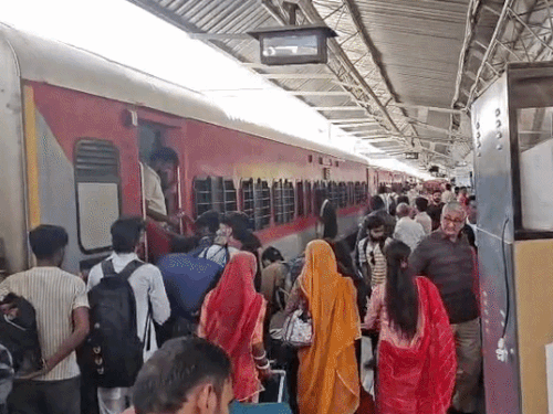 एक्स्ट्रा लगेज के रेलवे वसूलेगा 6 गुना चार्ज:वजन के आधार पर तय होगा; ज्यादा सामान ले जा रहे हैं तो बुक करें ब्रेक वैन