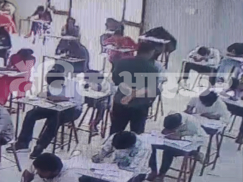 एग्जाम में लेक्चरर ने कराई नकल, VIDEO:स्टूडेंट्स को बोल-बोलकर आंसर लिखवाए; 93 कॉपियां सील