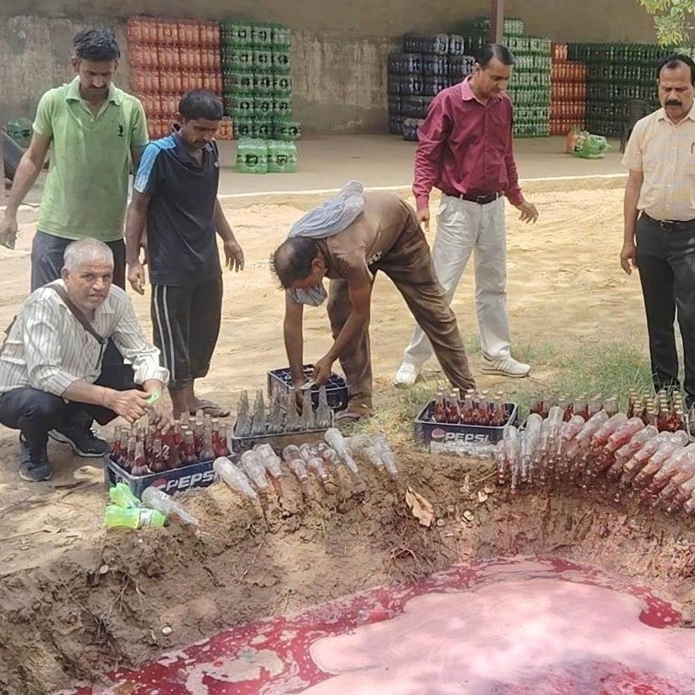 एनर्जी ड्रिंक्स के खिलाफ स्वास्थ्य विभाग की कार्रवाई:दो दिन में 8 हजार से ज्यादा कैन-बोतलें सीज, सैंपल लैब भेजे गए