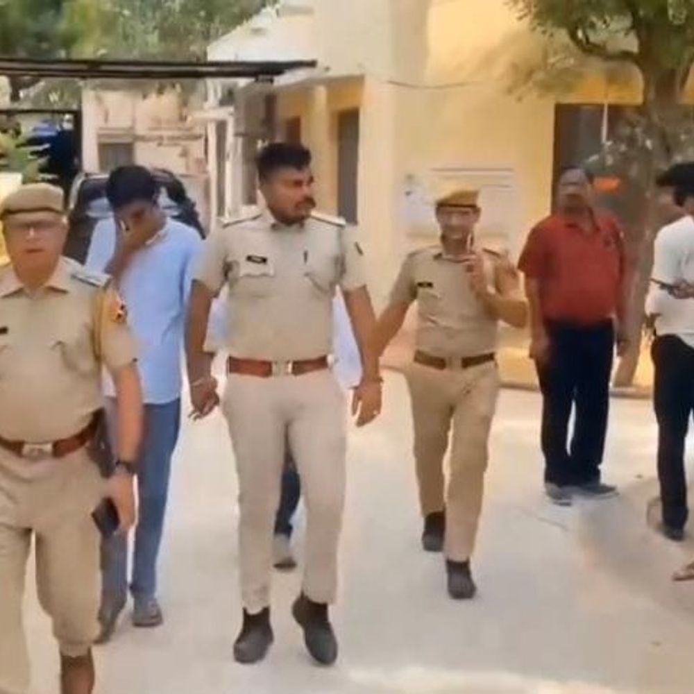 एमडी-डोडा पोस्त व देसी पिस्टल के साथ 2 युवक गिरफ्तार:नाकाबंदी में पकड़ी कार, आरोपियों से 8 मोबाइल भी जब्त