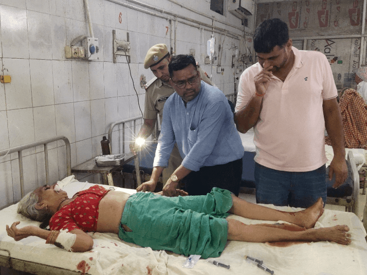 एसपी ने सड़क हादसे में घायल बुजुर्ग को बचाया:घायल महिला को देख अपनी गाड़ी से पहुंचाया अस्पताल