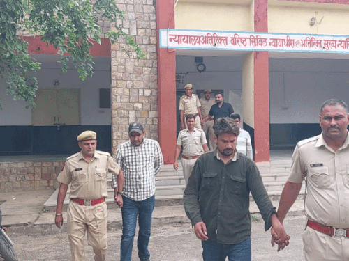 ऑनलाइन से असली एपल वॉच मंगवा कर कॉपी डाल देते:20 लाख की नकली घड़ियां पार्सल में डाल दी; 4 गिरफ्तार